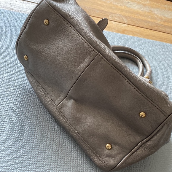 Steve Madden handbag silver tone with fun closure - Picture 2 of 8